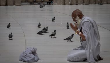 Muslims begin the annual Hajj in sweltering heat against a backdrop of war concerns