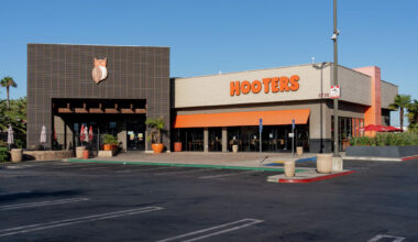 Last Hooters south of San Antonio abruptly closes