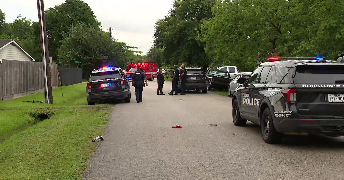Houston shooting: 2 people shot on Cardiff Road, authorities investigating