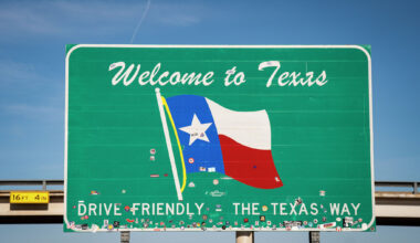 Is it illegal to drive in Texas with an expired driver's license?
