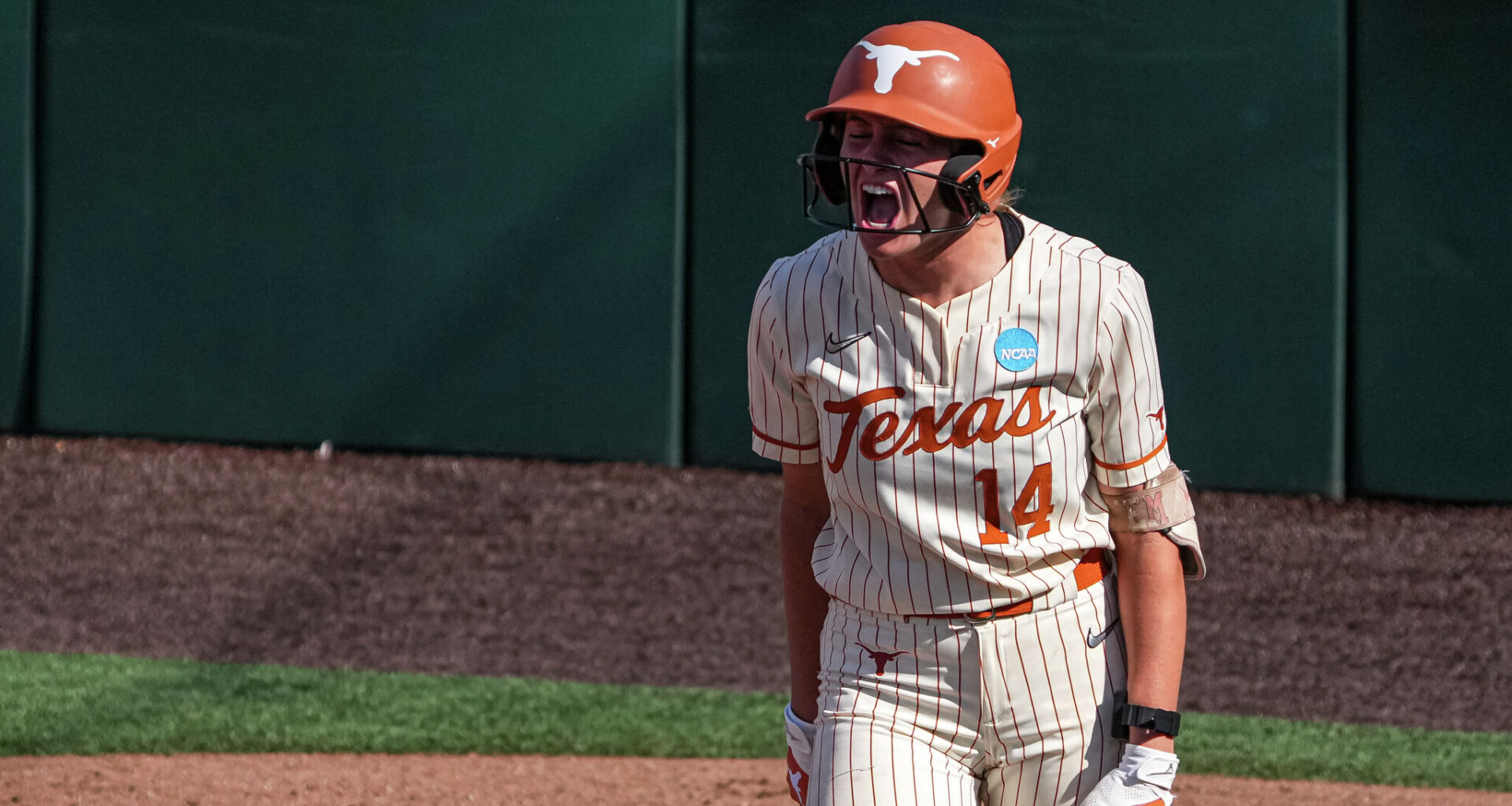 Texas softball vs Tennessee game score: Vols top UT 6-3 in WCWS opener