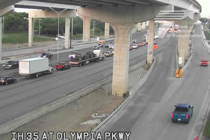 18-wheeler crash on I-35 causes major delays in San Antonio