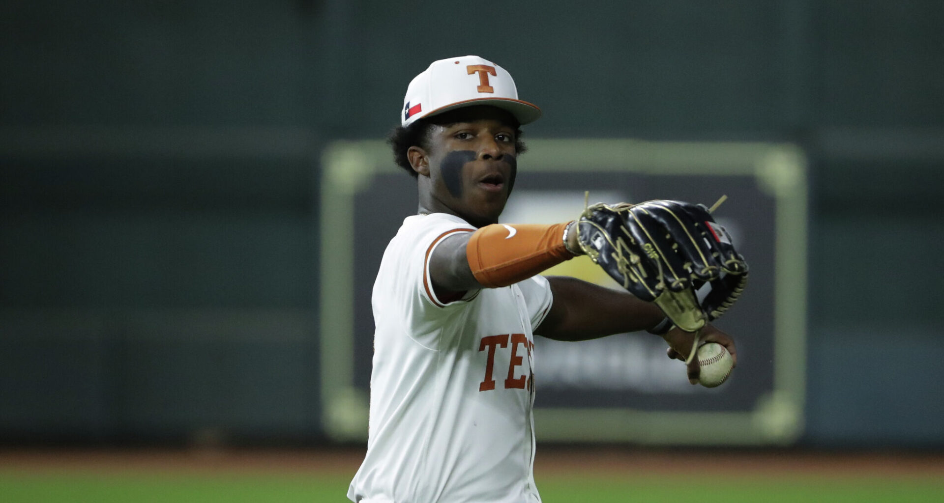NCAA baseball regionals: Texas hammers Holy Cross in Austin opener