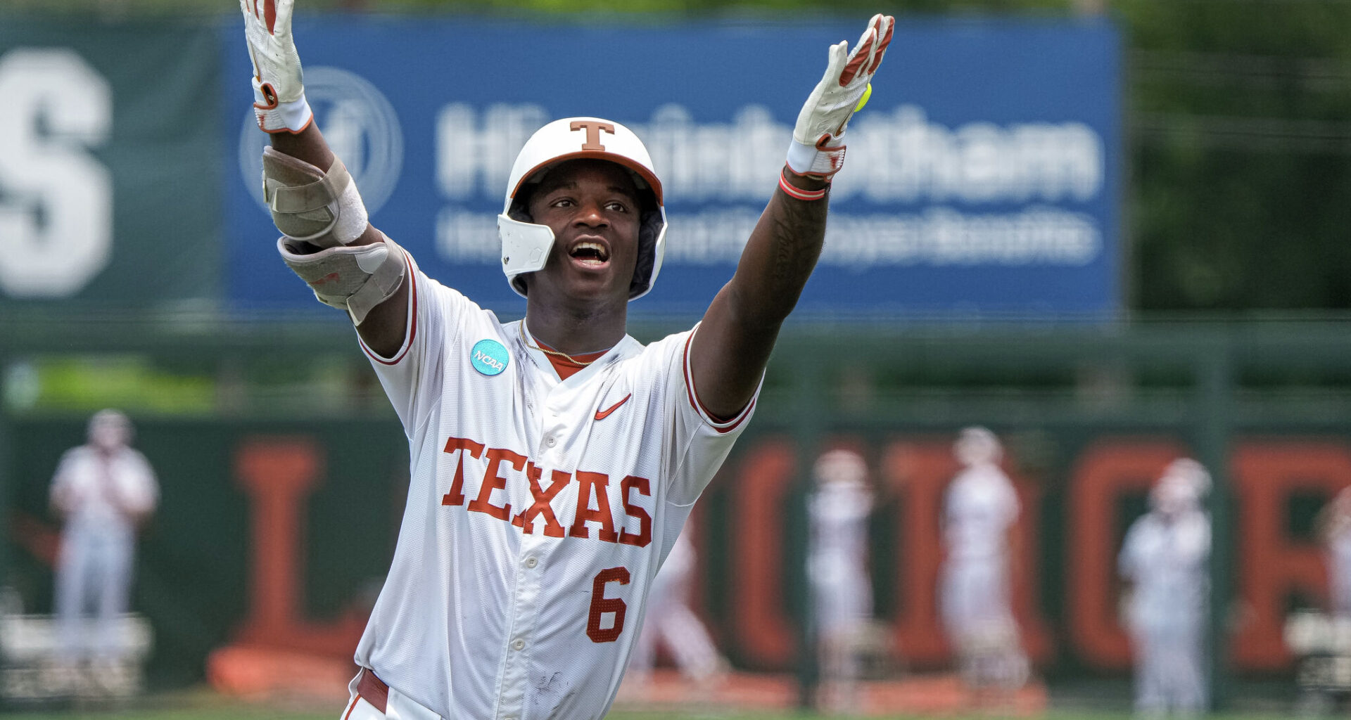 Anthony Pack, Aiden Robbins star for Texas in Austin Regional opener