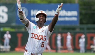 Anthony Pack, Aiden Robbins star for Texas in Austin Regional opener
