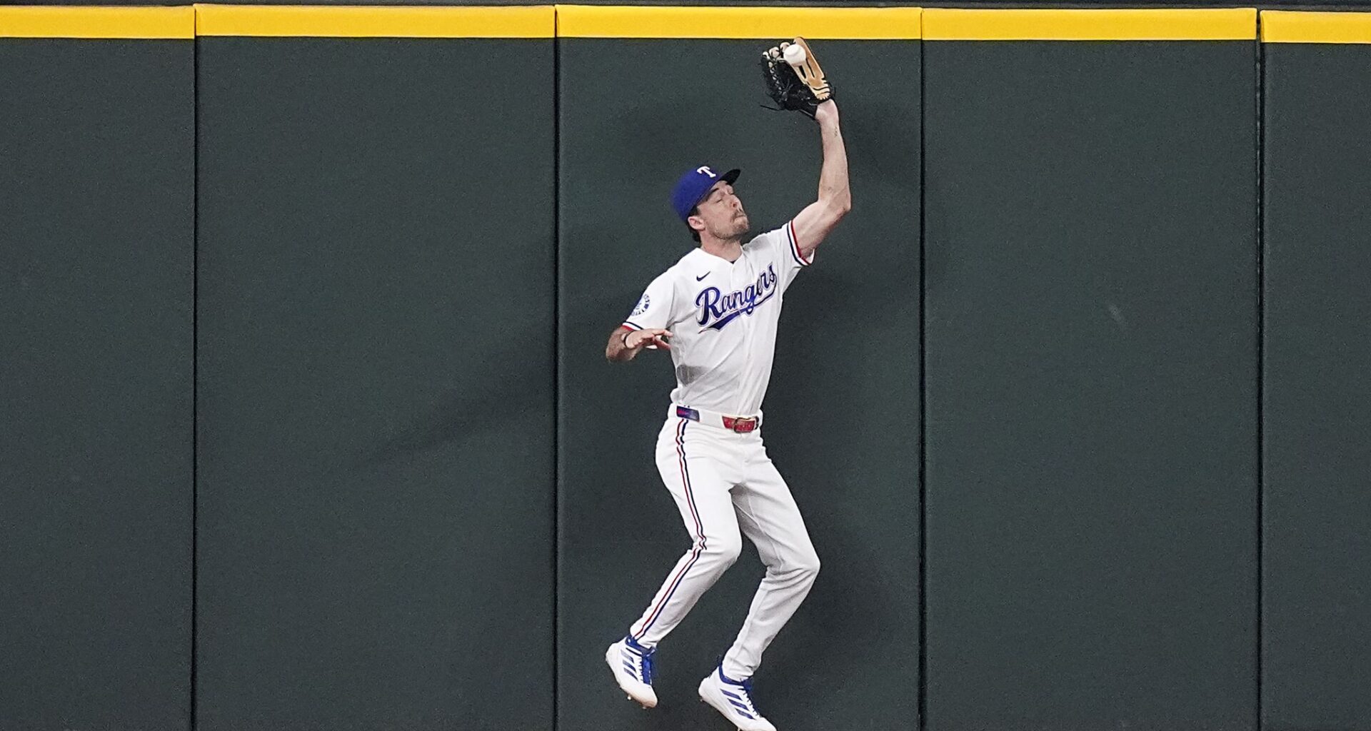 Evan Carter could be latest to join list of Texas Rangers injuries