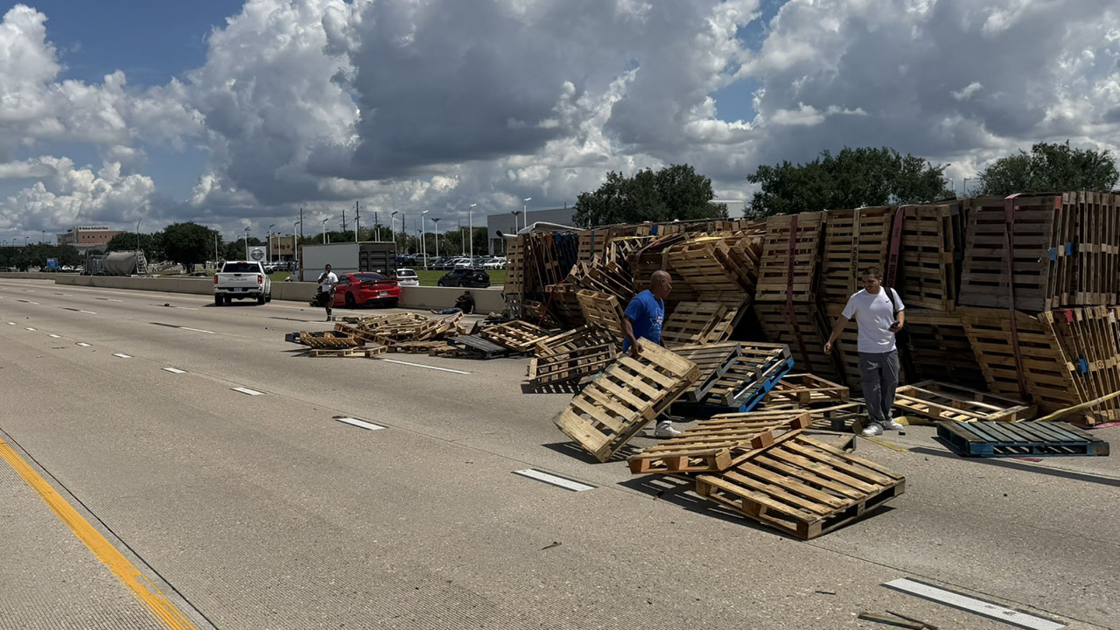 Houston traffic: Northwest Freeway shut down at Eldridge due to overturned 18-wheeler, authorities say