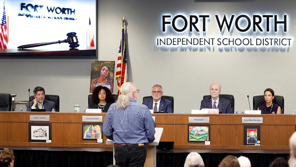 Fort-Worth-ISD-meeting