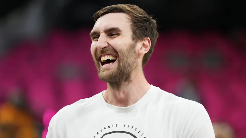 San Antonio Spurs center Luke Kornet (7) against the <a class="link " href="https://sports.yahoo.com/nba/teams/oklahoma-city/" data-i13n="sec:content-canvas;subsec:anchor_text;elm:context_link" data-ylk="slk:Oklahoma City;sec:content-canvas;subsec:anchor_text;elm:context_link;itc:0" data-yga="{"yLinkElement":"context_link","yModuleName":"content-canvas","yLinkText":"Oklahoma City","ySubModuleName":"anchor_text","yHasCommerce":false}">Oklahoma City</a> Thunder.© Scott Wachter-Imagn Images