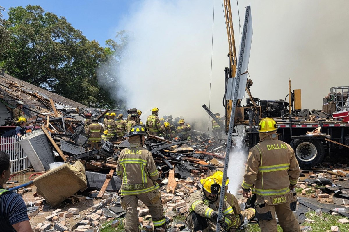 4 hospitalized as gas explosion levels Dallas apartment building