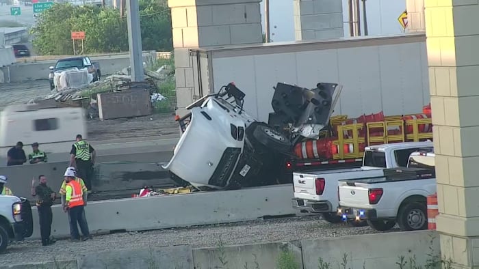 Southbound I-35 closed at Loop 1604 after crash involving 18-wheeler