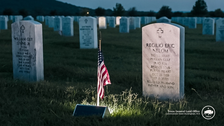 Memorial Day tribute lights up fallen heroes’ headstones in Corpus Christi