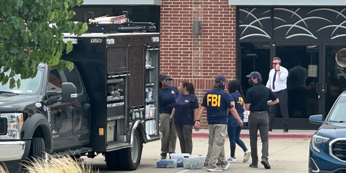 2 killed and 3 injured in shootings near shopping mall, Texas police say