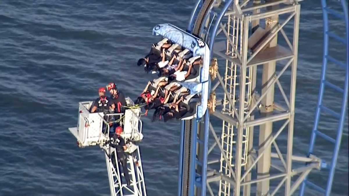 8 rescued from Texas roller coaster that malfunctioned