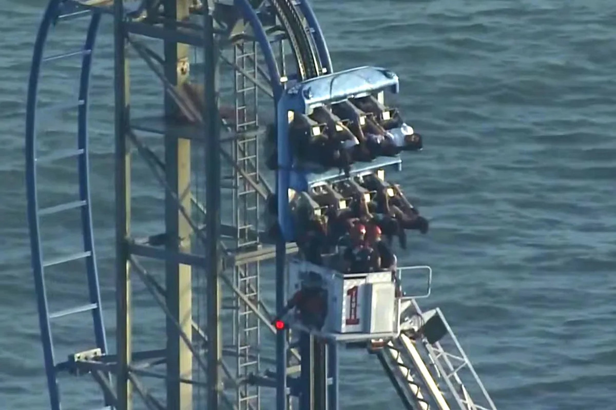 8 Students Rescued After Being Trapped at the Top of a Texas Roller Coaster for Almost 4 Hours