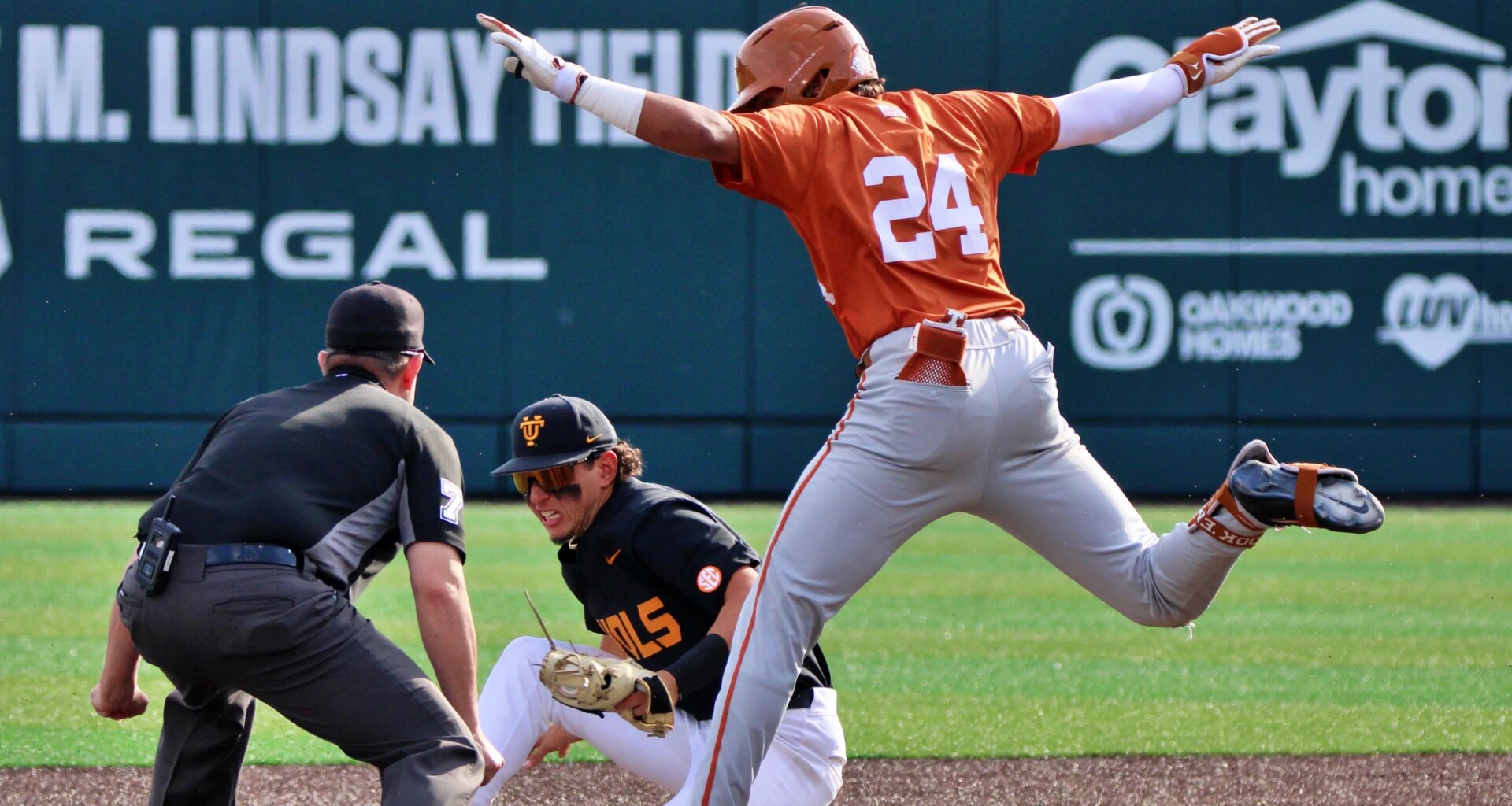Tennessee baseball defeats Texas in Game 2, wins SEC series