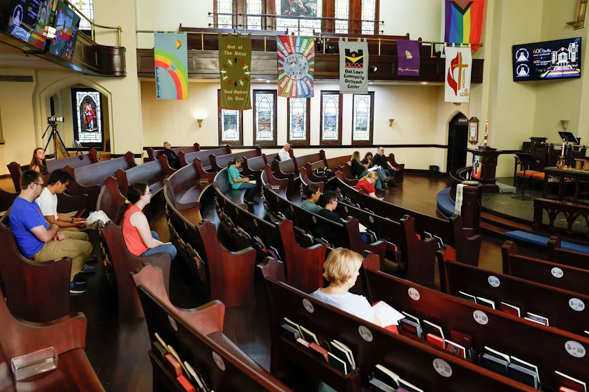 Oak Lawn UMC rings bells 600 times in recognition of Texas' milestone execution