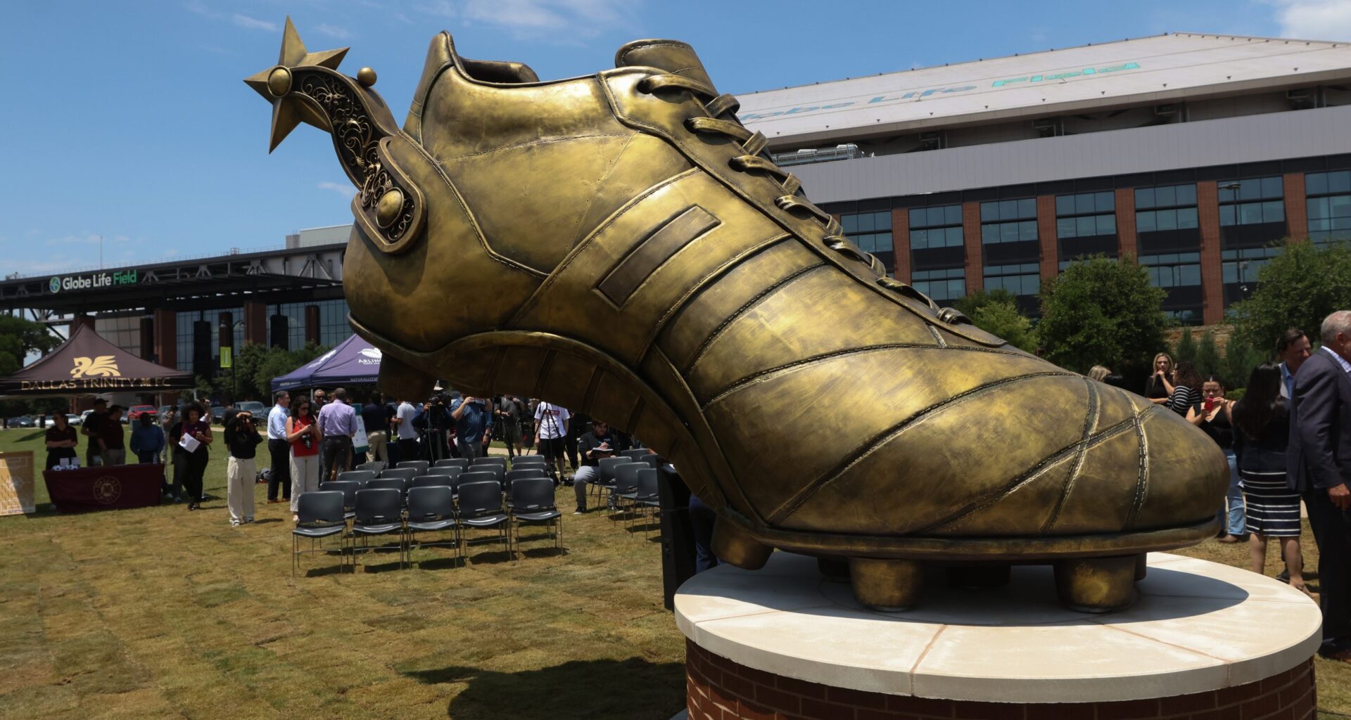Texas-sized Golden Boot statue kicks off countdown to World Cup in Arlington