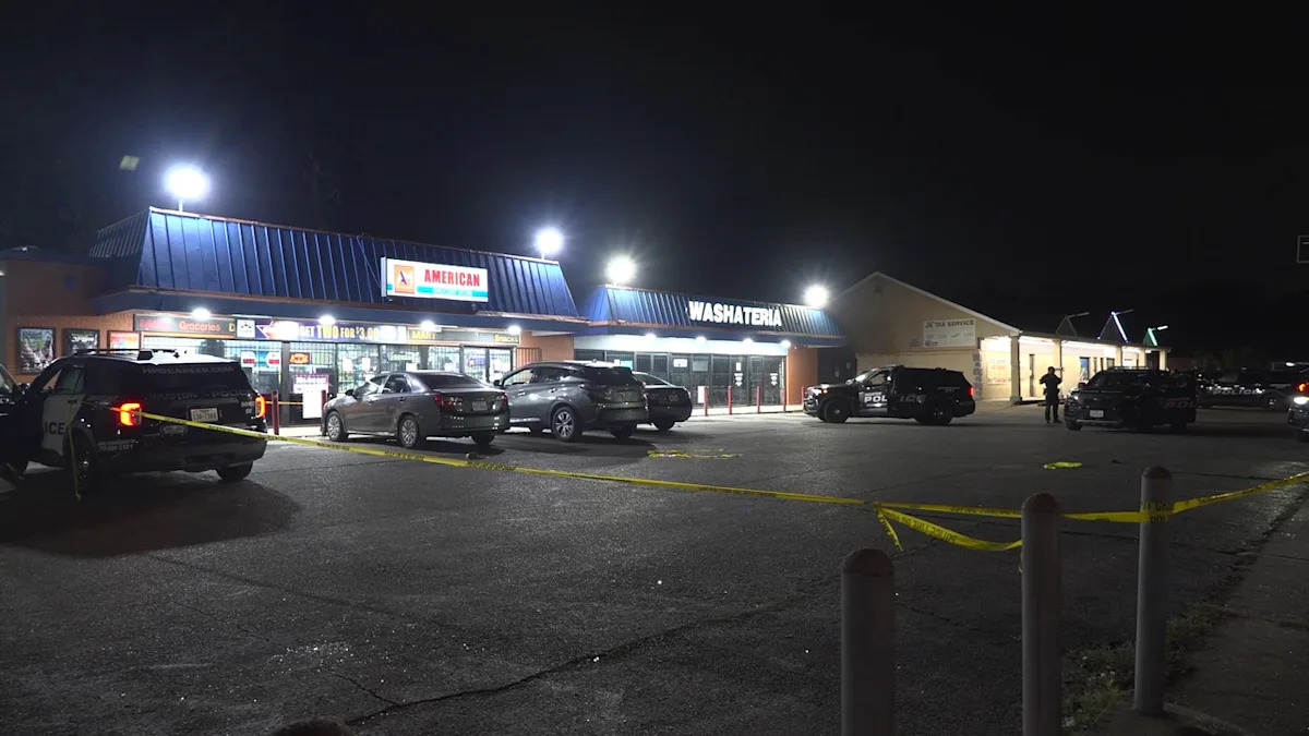 Houston police investigate shooting outside corner grocery store