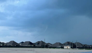 Texans cleaning up after severe storms sweep through region
