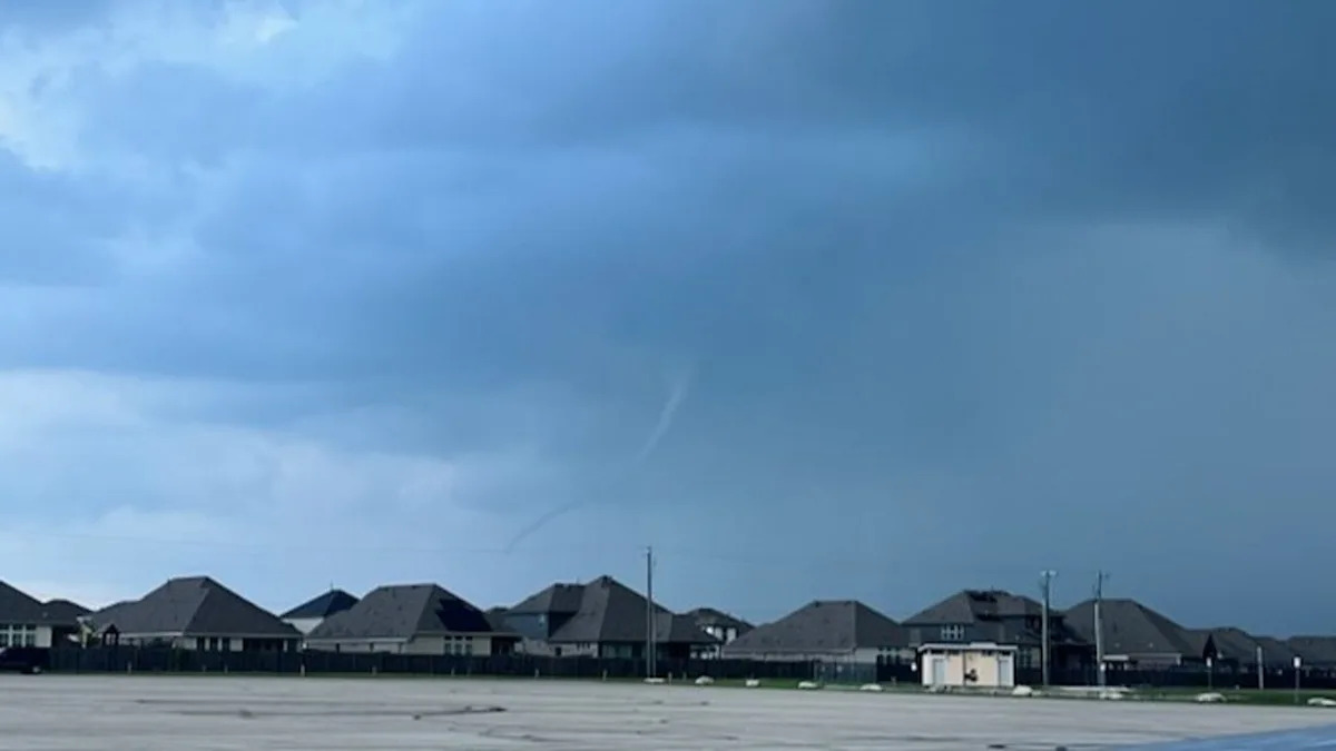 Texans cleaning up after severe storms sweep through region