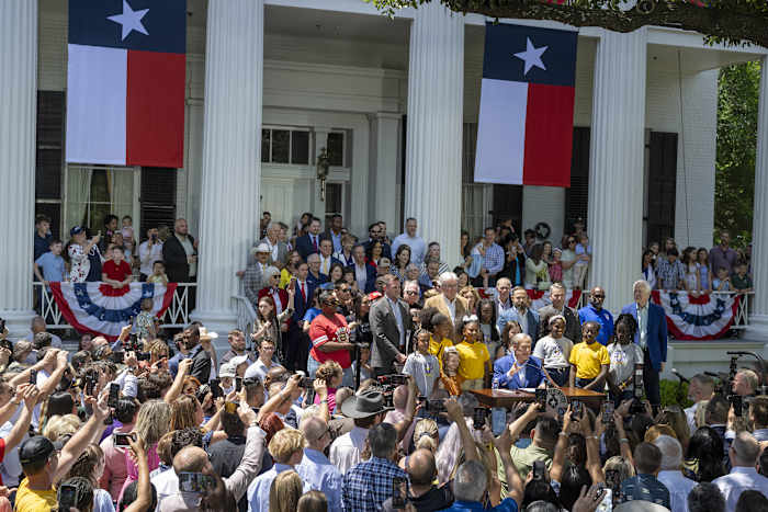 Nearly 96,000 students receiving Texas school voucher award notices