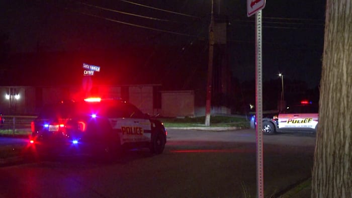 2 hospitalized after shooting outside restaurant on North Side, San Antonio police say