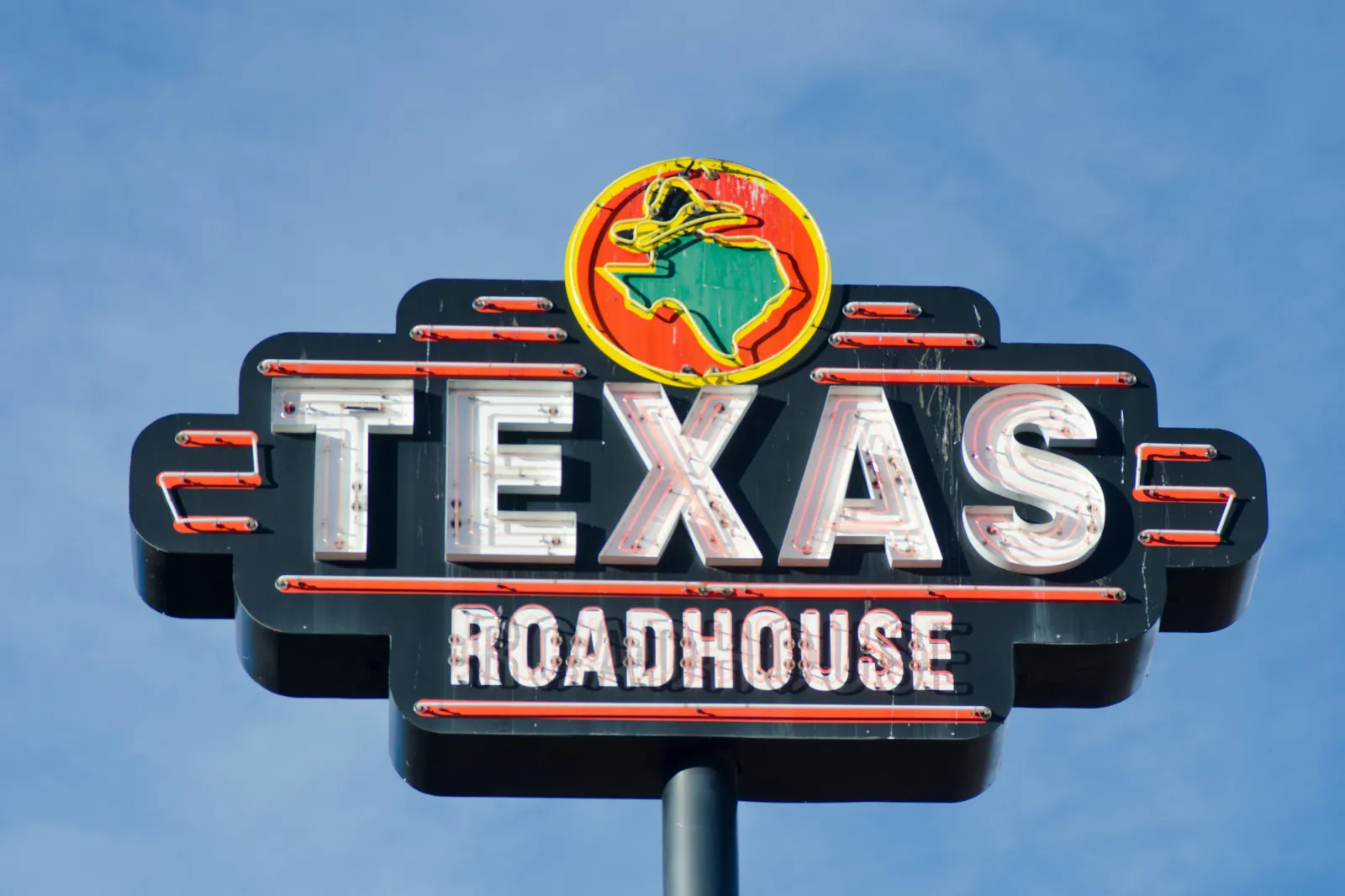 Stock image: Colorado Springs, United States - November 17, 2011: A Texas Roadhouse restaurant sign
