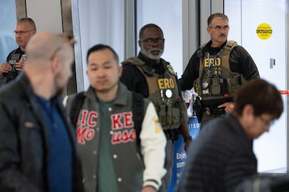 Agentes federales resguardan el Aeropuerto de Houston, el 25 de marzo.