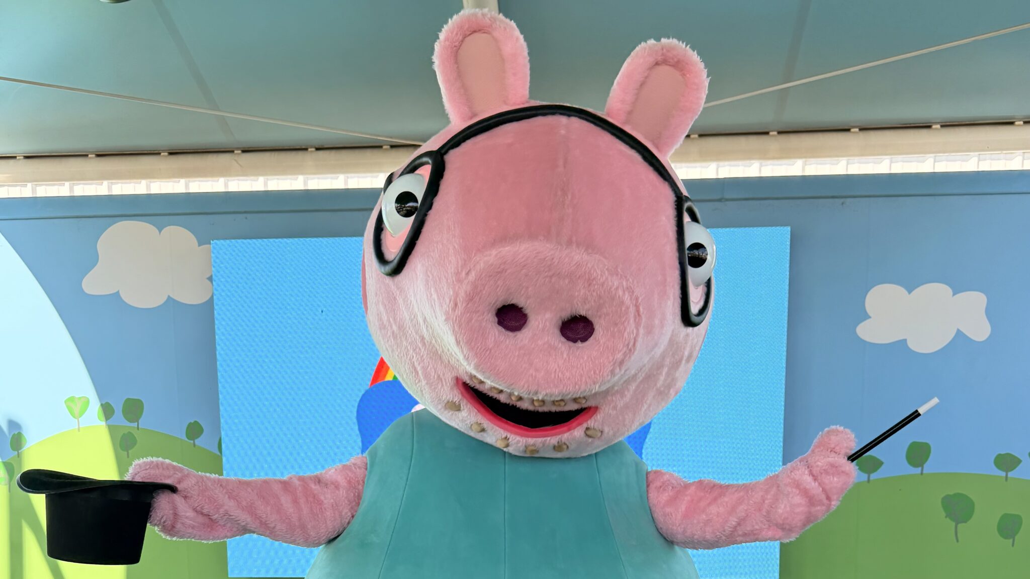 Daddy_Pig's_Magic Show character at Peppa Pig Theme Park