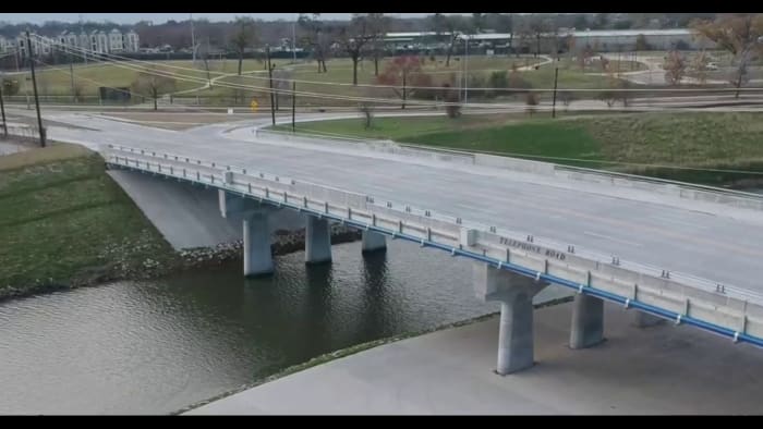 HPD dive team responds after body found along bank of Brays Bayou