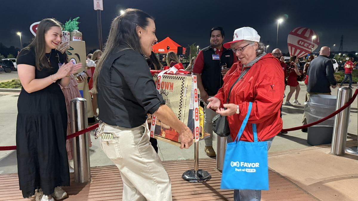 Euless H-E-B debuts features: bakery, pharmacy, fuel station