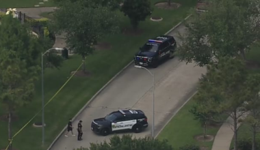 At least 1 dead after shooting in SE Houston