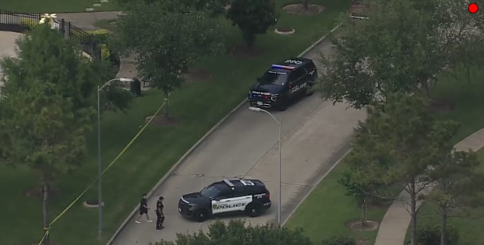 At least 1 dead after shooting in SE Houston