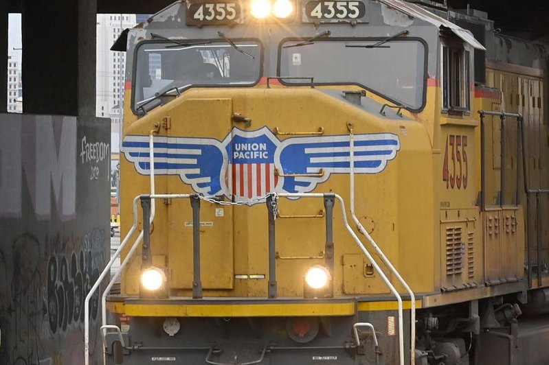 Police: 6 bodies found in boxcar in South Texas border city
