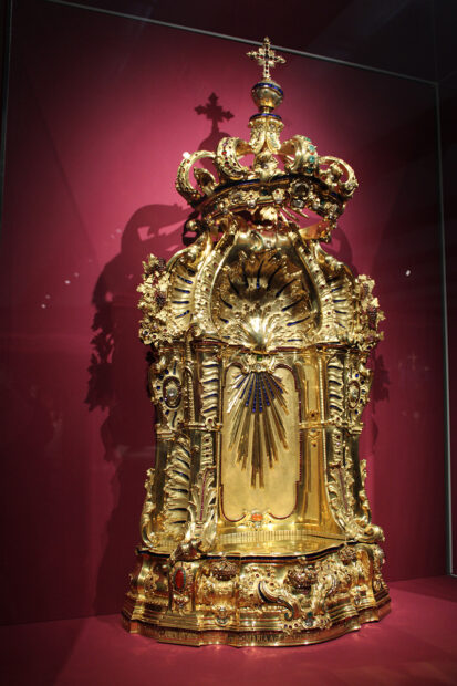 A photograph of a gold and gilt copper throne.