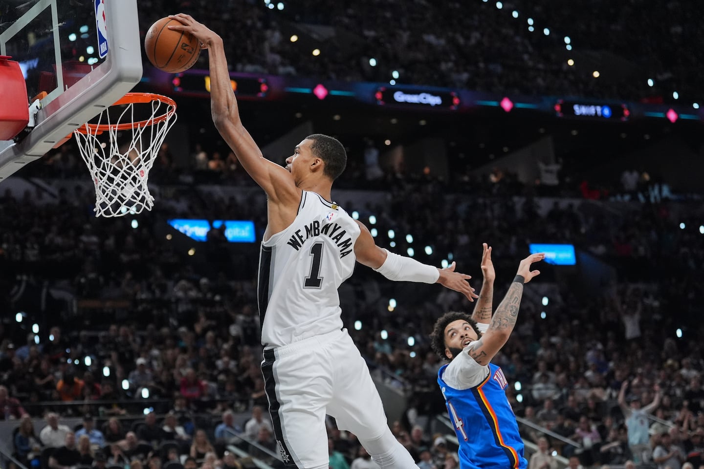 Victor Wembanyama scores 2 of his 33 points in the Spurs' blowout Game 4 win over the Thunder.