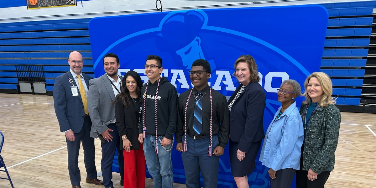 Two Estacado students enlist in military
