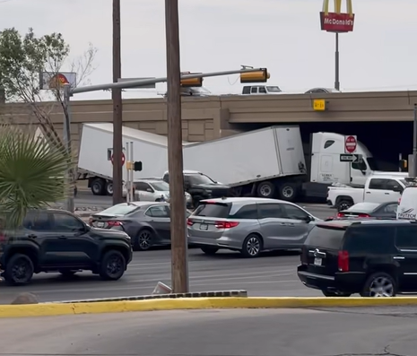 Semi truck breaks down on Gateway Boulevard West in East El Paso