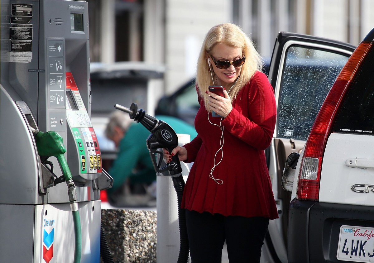 Is Using A Cell Phone While Pumping Gas Really Illegal?