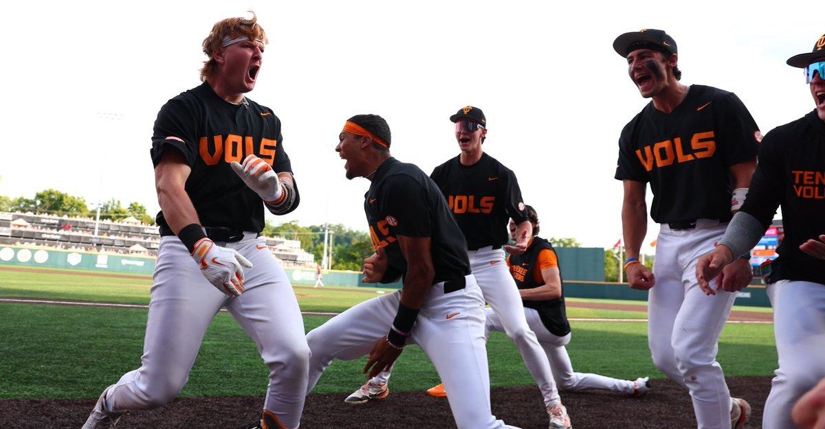 No. 4 Texas drops series with 14-9 loss to Tennessee
