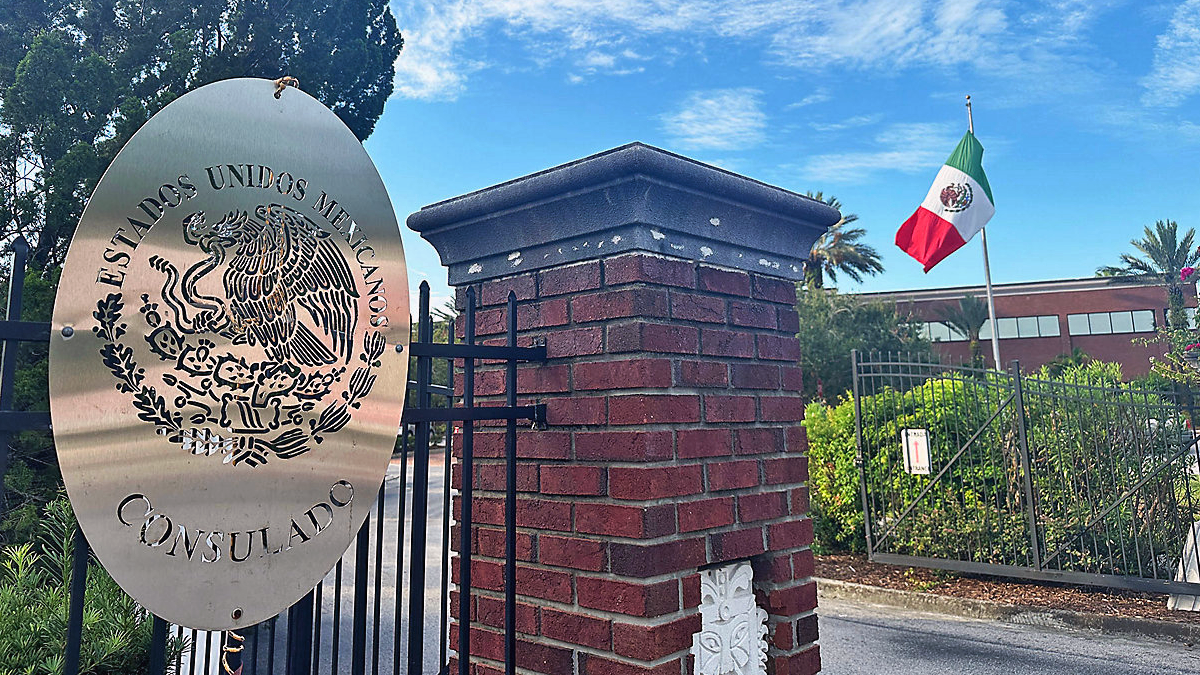 A picture of the entrance to the Mexican consulate in Orlando, Florida.