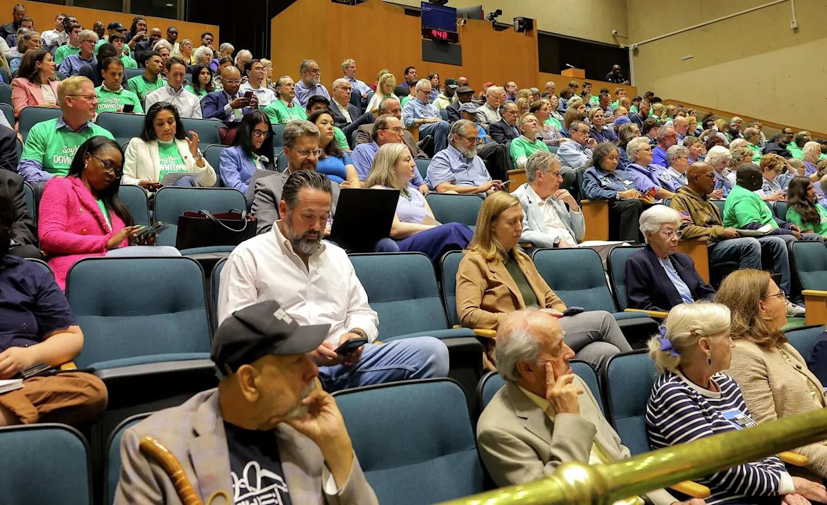Stay or leave Dallas City Hall: What residents are saying