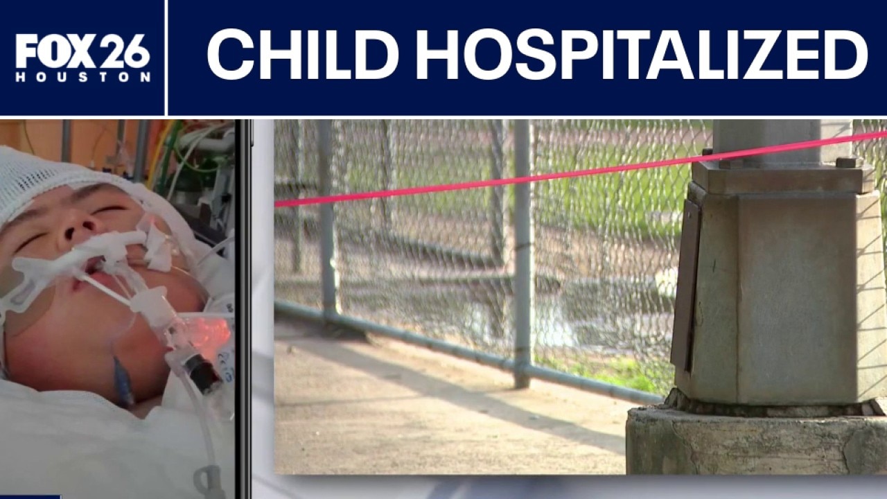 Teen hospitalized after touching light pole at Houston park