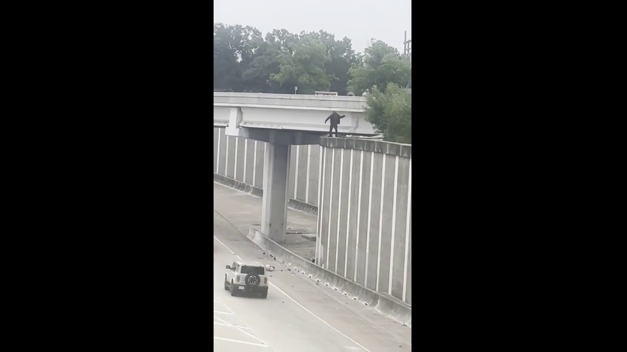 FULL VIDEO: Man throws rocks at cars in Austin