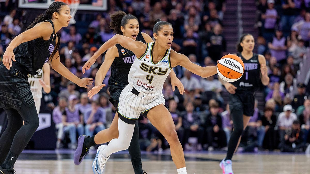 Skylar Diggins chasing the ball during a basketball game at Chase Center