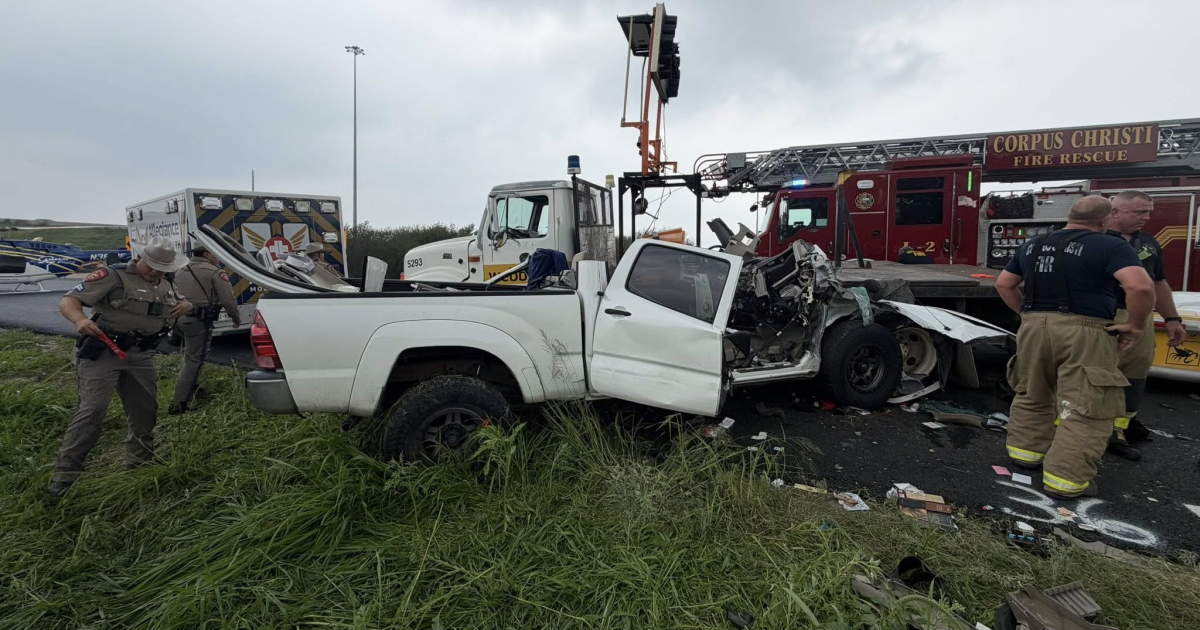 One person airlifted after crash on US 77 in Odem