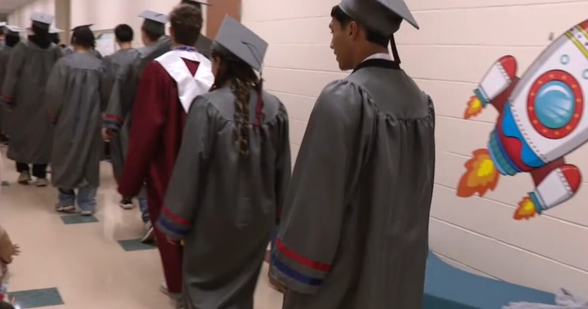 Veterans Memorial seniors return to elementary school for 'Senior Walk'