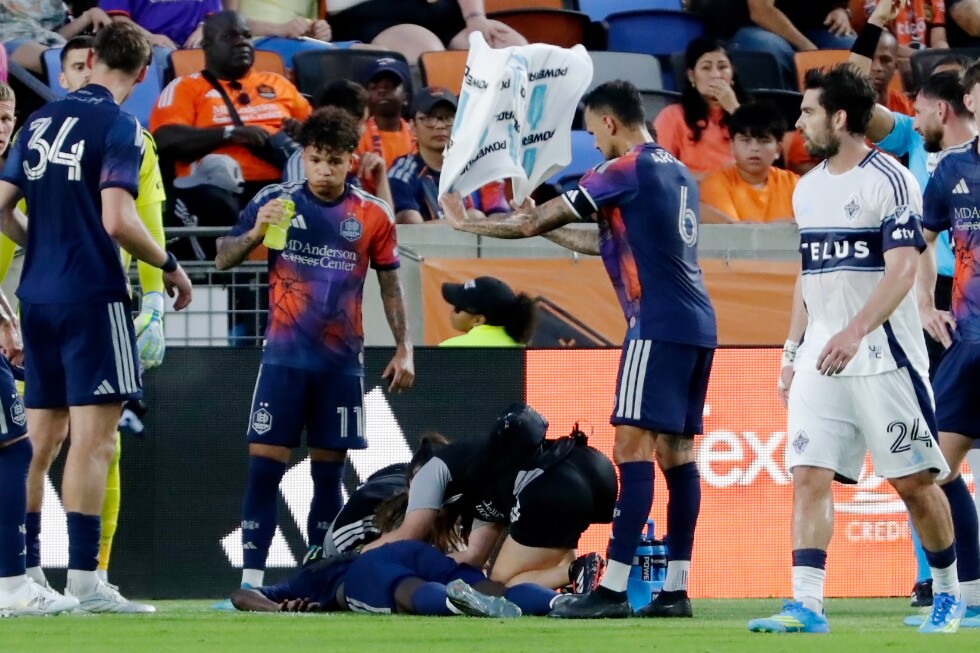 Dynamo defender Diadie Samassekou taken off field in ambulance with apparent head injury
