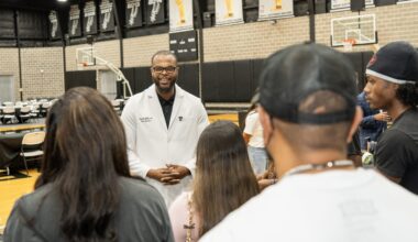 How a Spurs doctor is connecting students to careers in health care